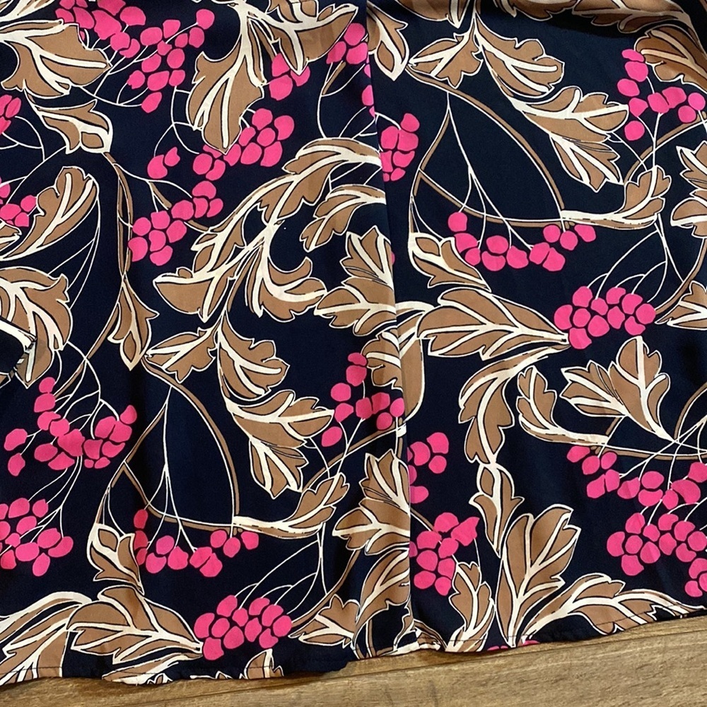 Ann Taylor navy floral V-neck blouse - Picture 10 of 11